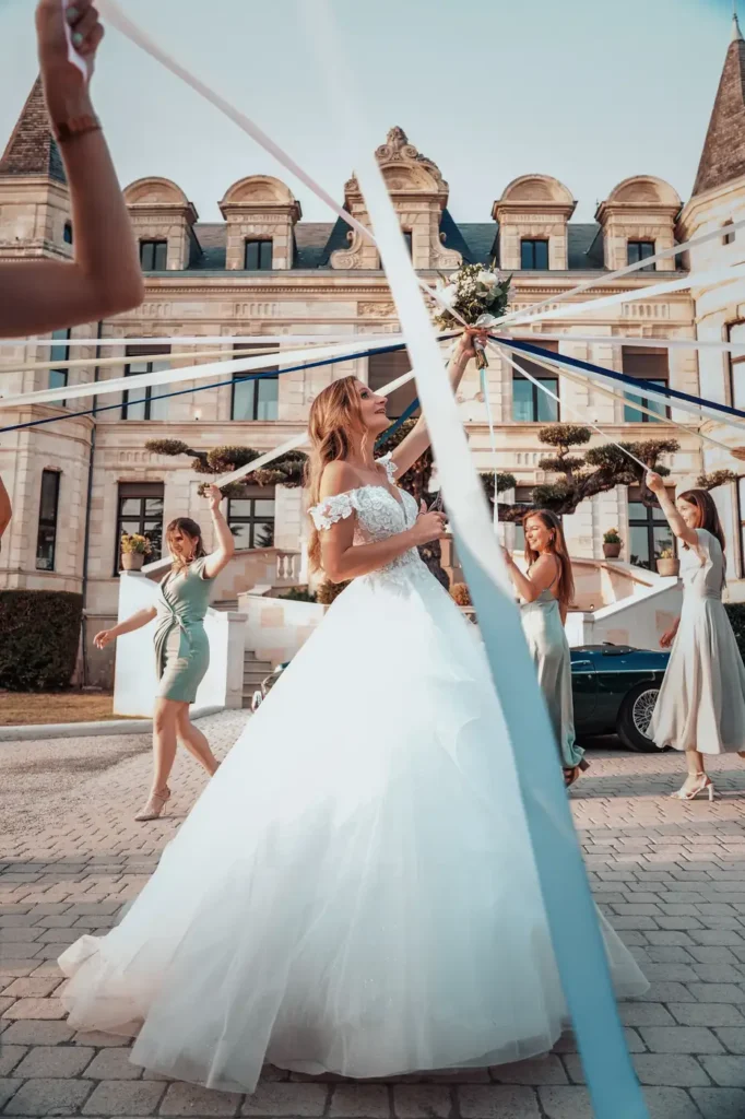 Jeux des rubans de la mariée devant le château Camiac