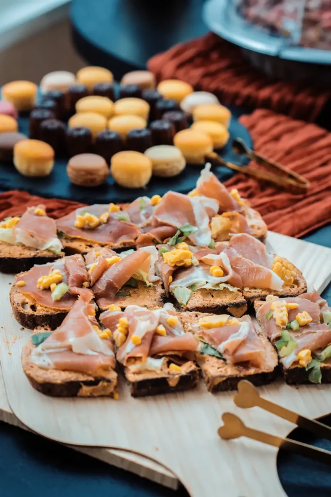 Pièces cocktail servies lors du mariage