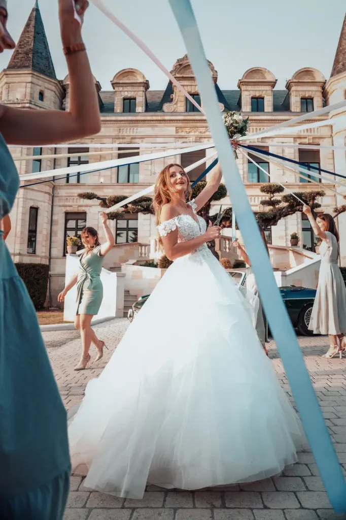 Jeux des rubans de la mariée avec les célibataires du mariage