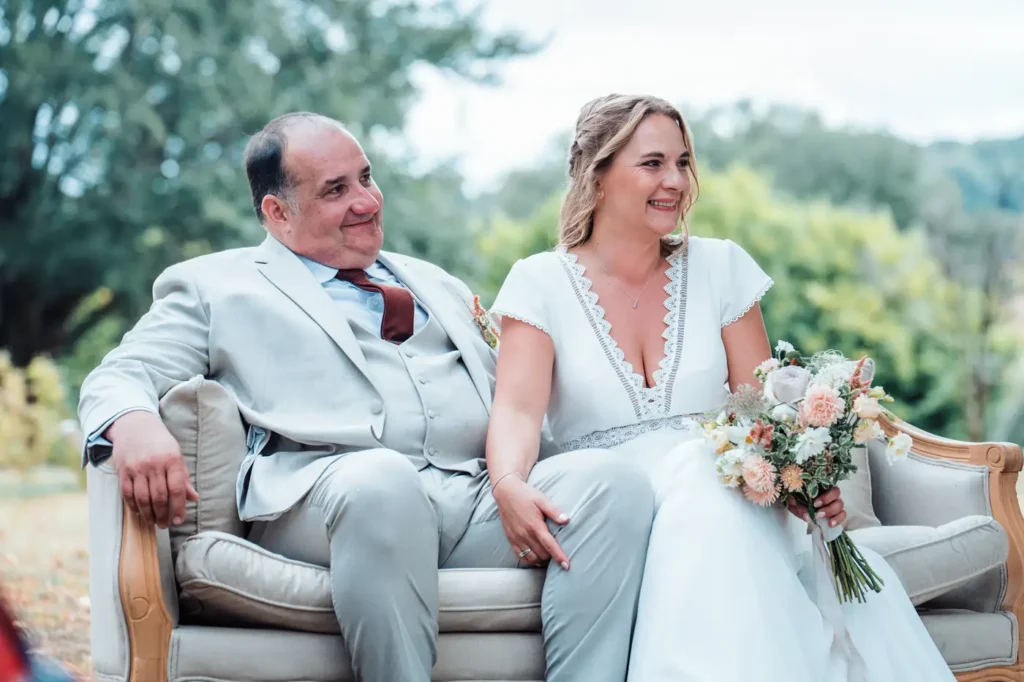 Mariés assis ensemble pendant la réception