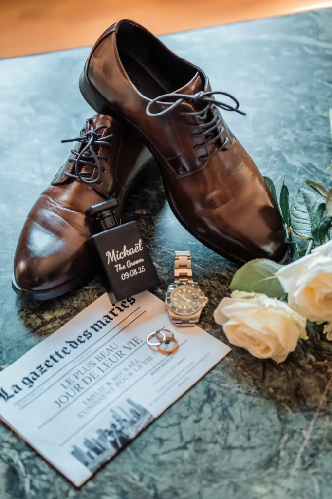 Détails des chaussures du marié et alliances