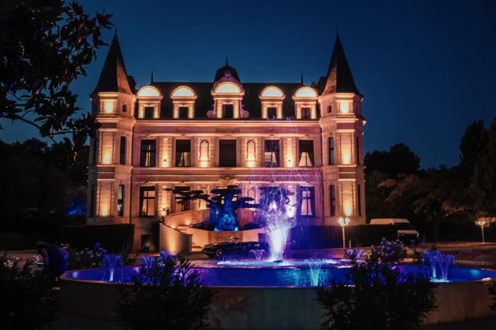 Château Camiac illuminé en soirée