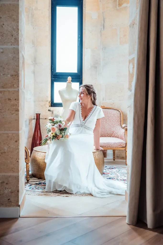 Mariée assise dans un salon du Château Camiac
