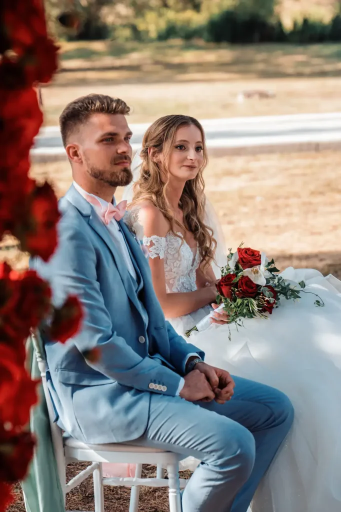 Portrait des mariés dans le parc en Gironde