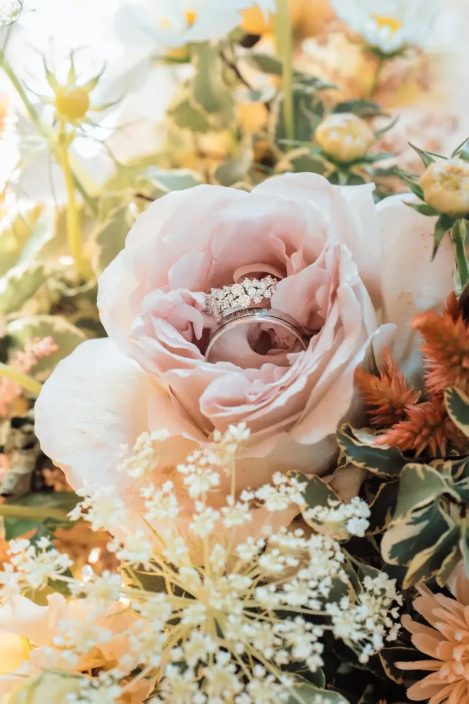 Gros plan sur une fleur de la décoration