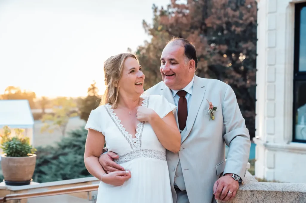 Mariés marchant ensemble dans le parc