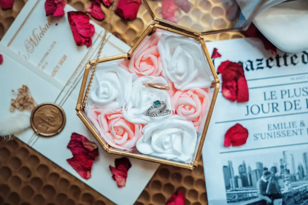 Détails floraux et alliances du mariage