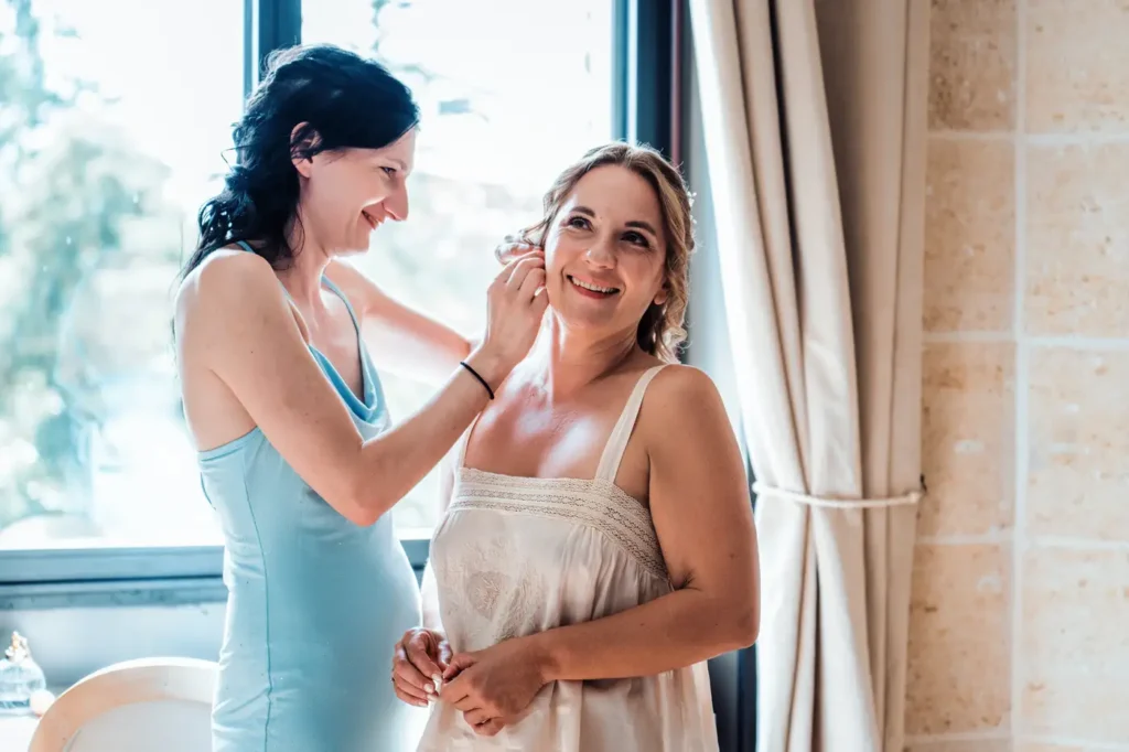 Préparatifs de la mariée avec ses proches