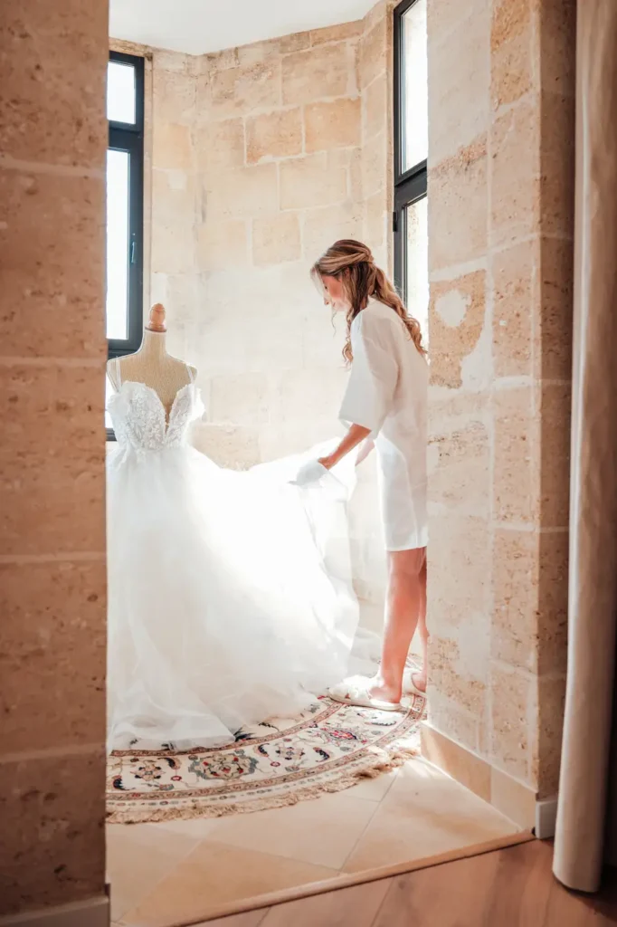 Robe de mariée suspendue dans une pièce du château