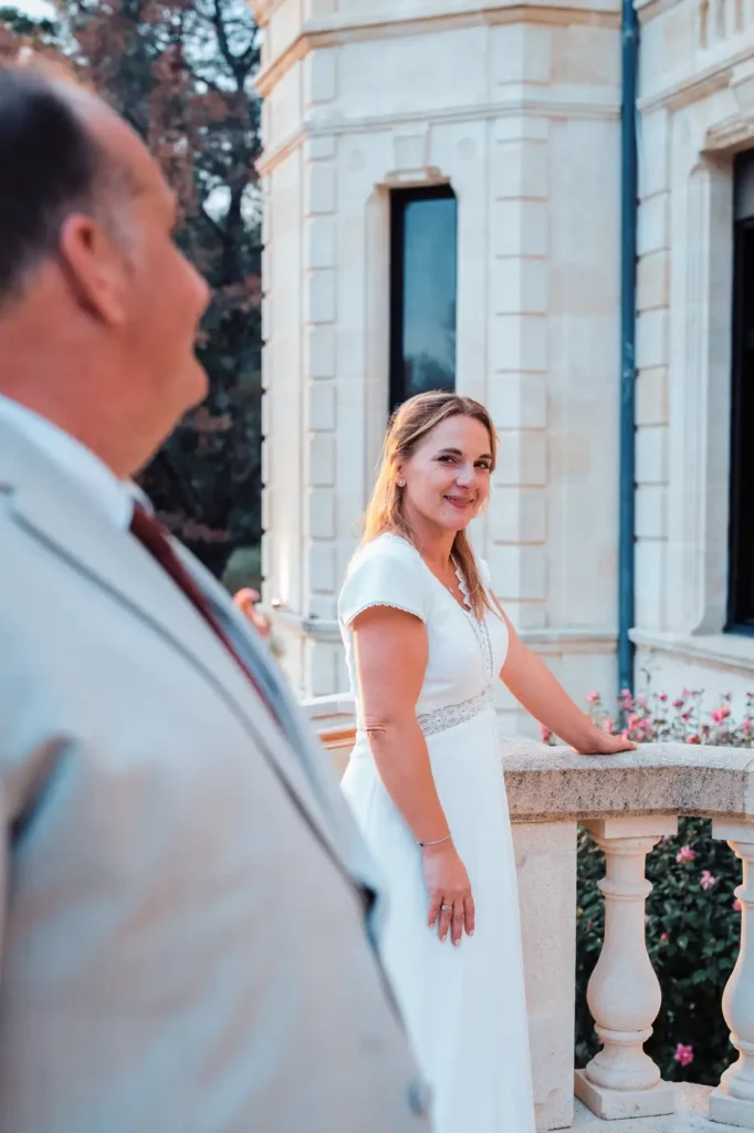 Mariée souriante devant la façade du Château Camiac