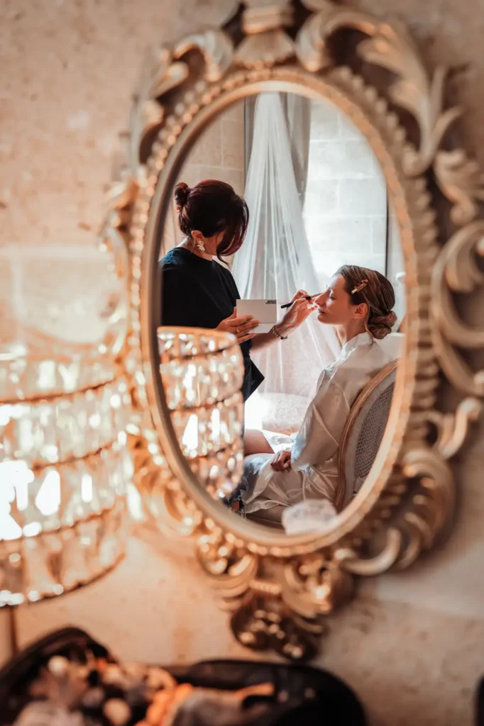 Reflet de la mariée dans un miroir ancien