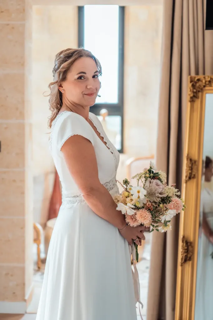 Portrait de la mariée tenant son bouquet