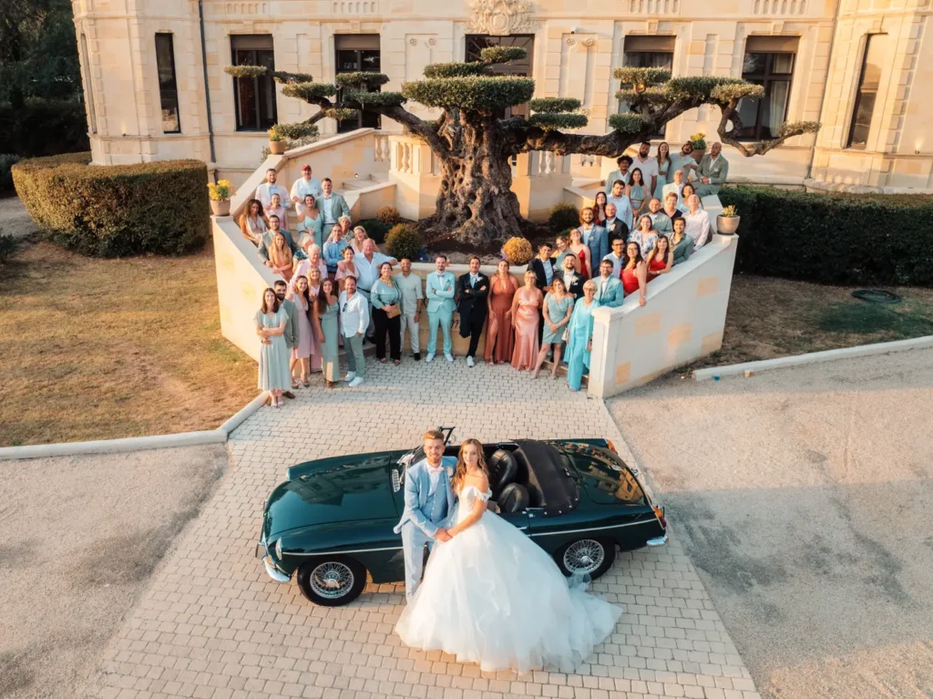 Groupe d’invités réunis dans la cour du château