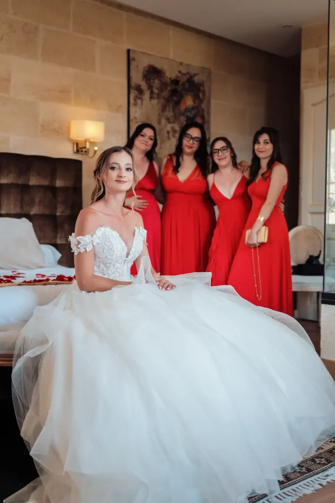 Mariée entourée de ses demoiselles d’honneur