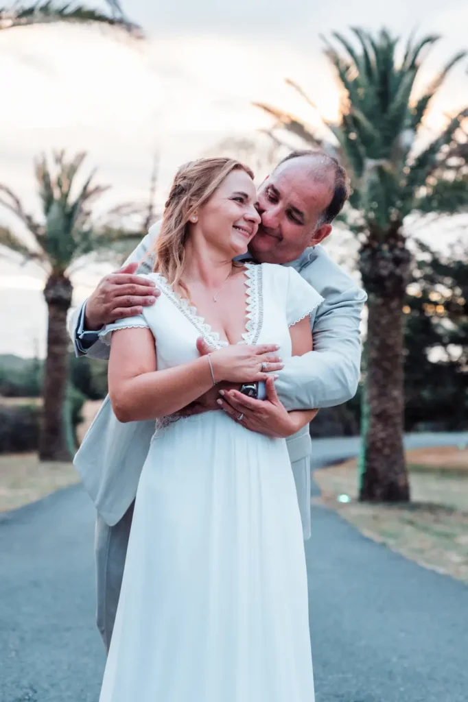 Mariés enlacés dans le jardin du Château Camiac