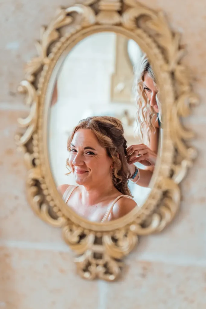 Mariée se regardant dans un miroir doré