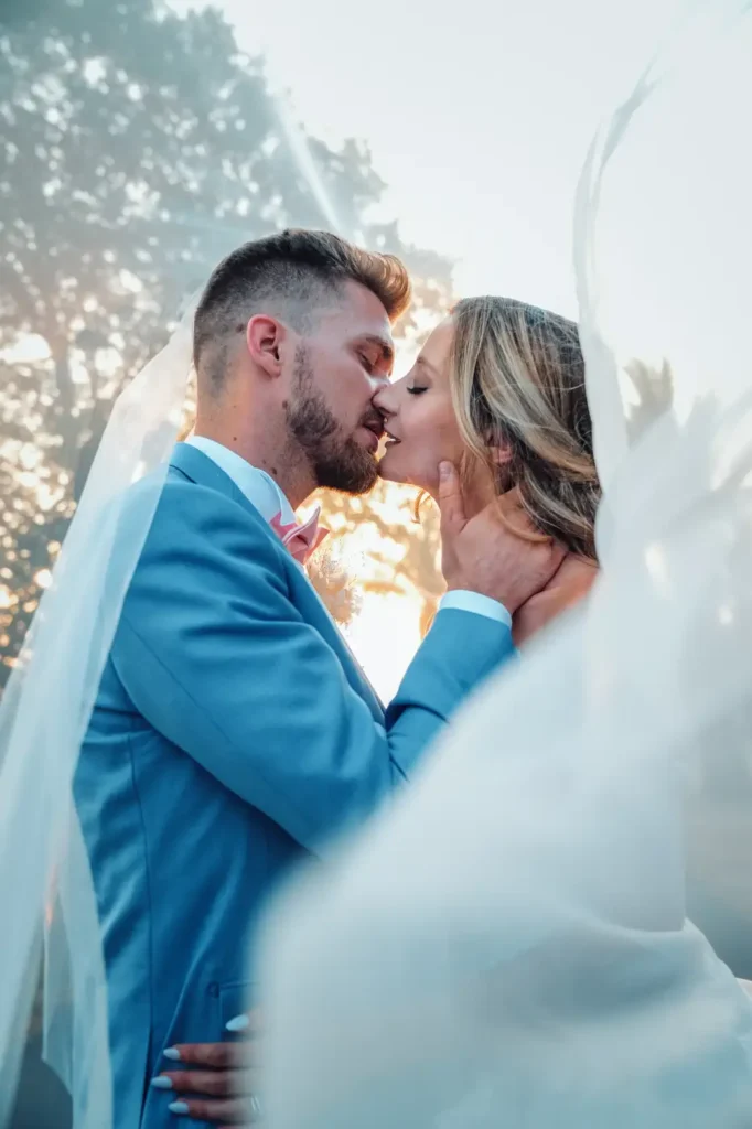 Portrait des mariés au coucher du soleil près de Bordeaux