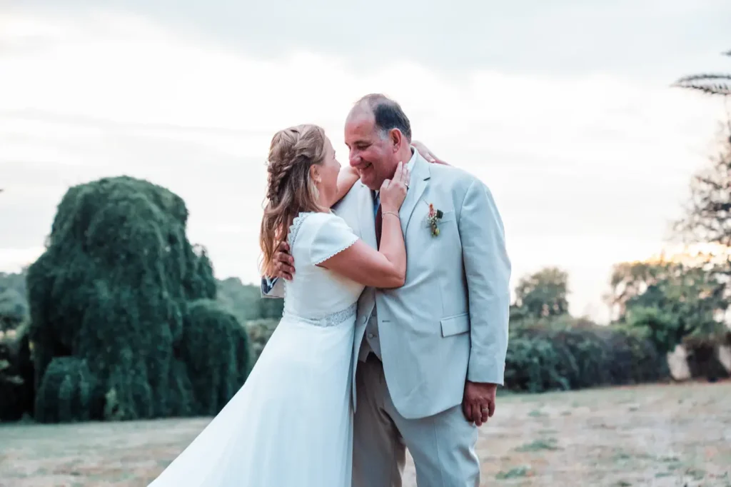 Couple de mariés dans le parc du Château Camiac