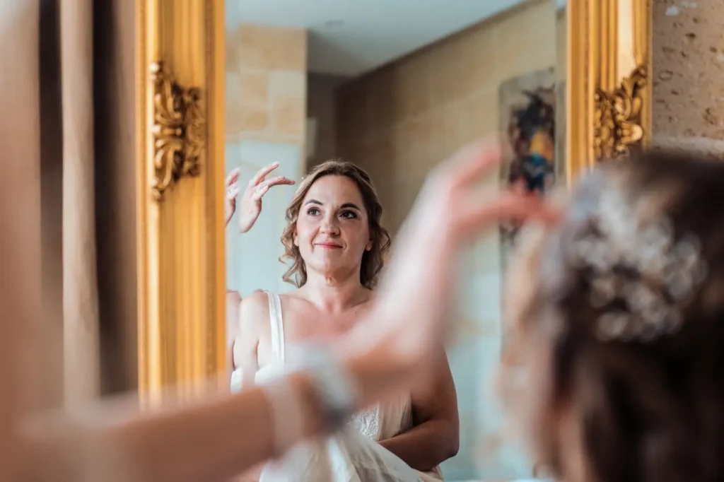 Mise en beauté de la mariée devant un miroir ancien