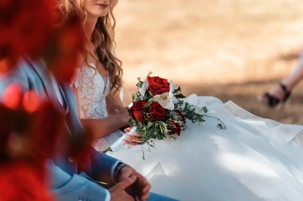 Bouquet de mariée aux tons rouges et blancs