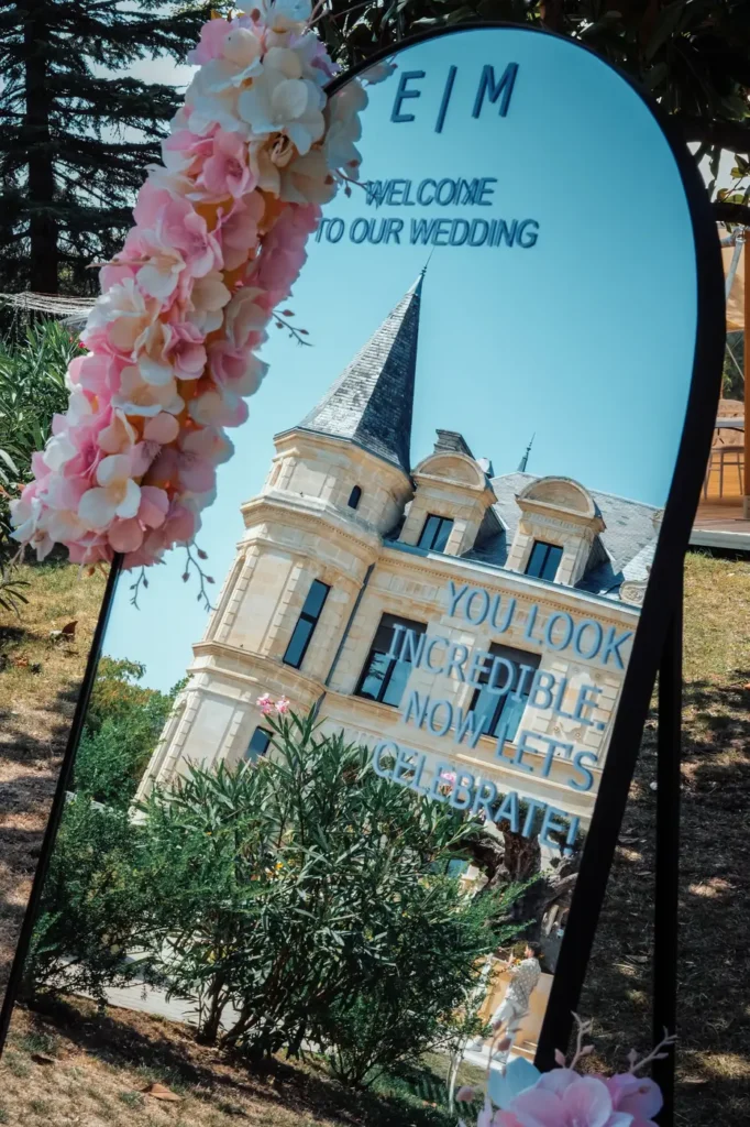 Reflet du château dans un miroir décoré