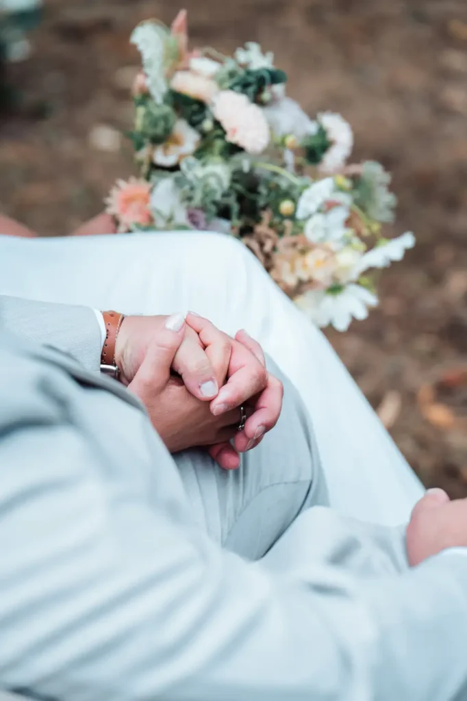 Détail des mains des mariés pendant la cérémonie