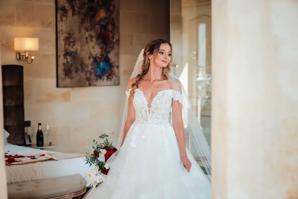 Mariée dans une chambre lumineuse du Château Camiac en Gironde