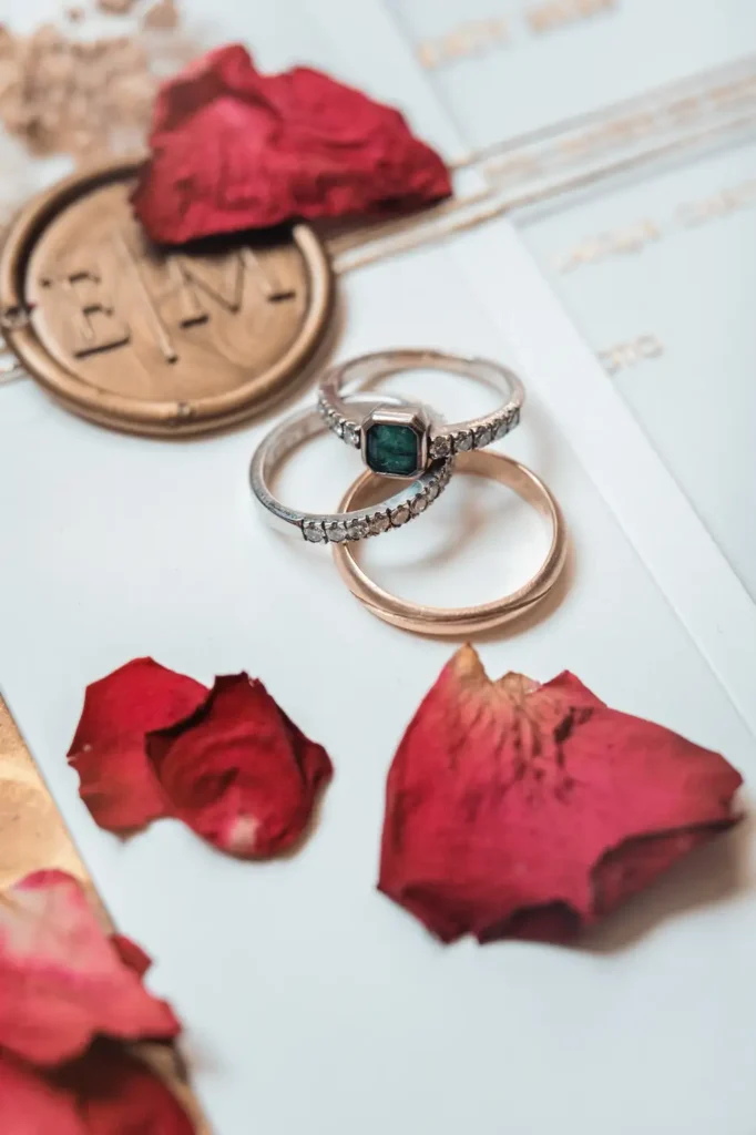 Alliances et accessoires de mariage sur table