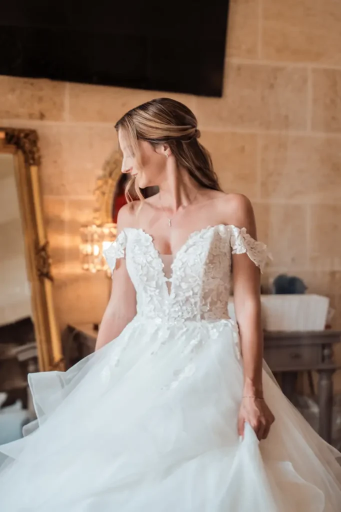 Mariée en robe blanche lors des préparatifs au Château Camiac