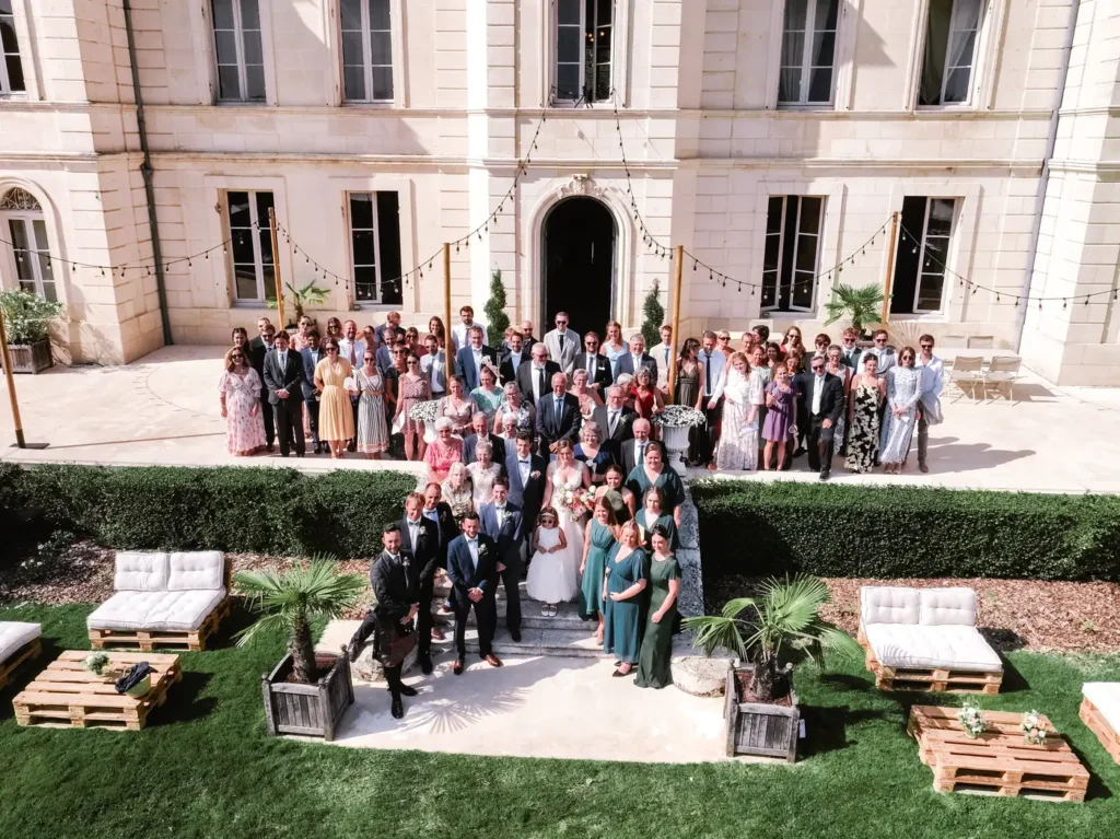 Invités rassemblés devant le Château Fengari pour la photo de groupe