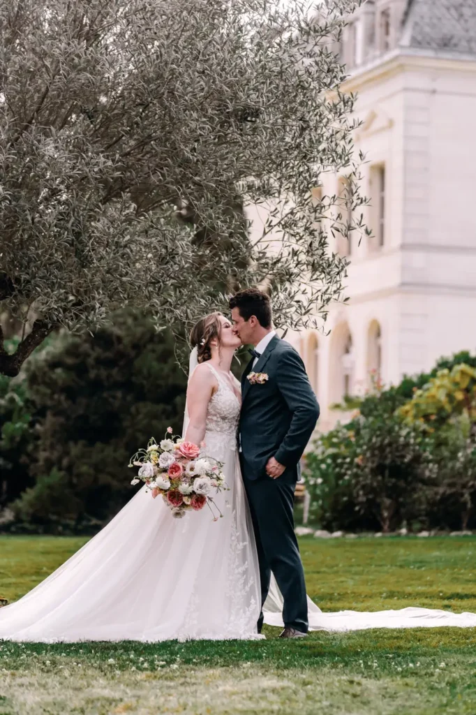 Mariés dans les jardins en Gironde