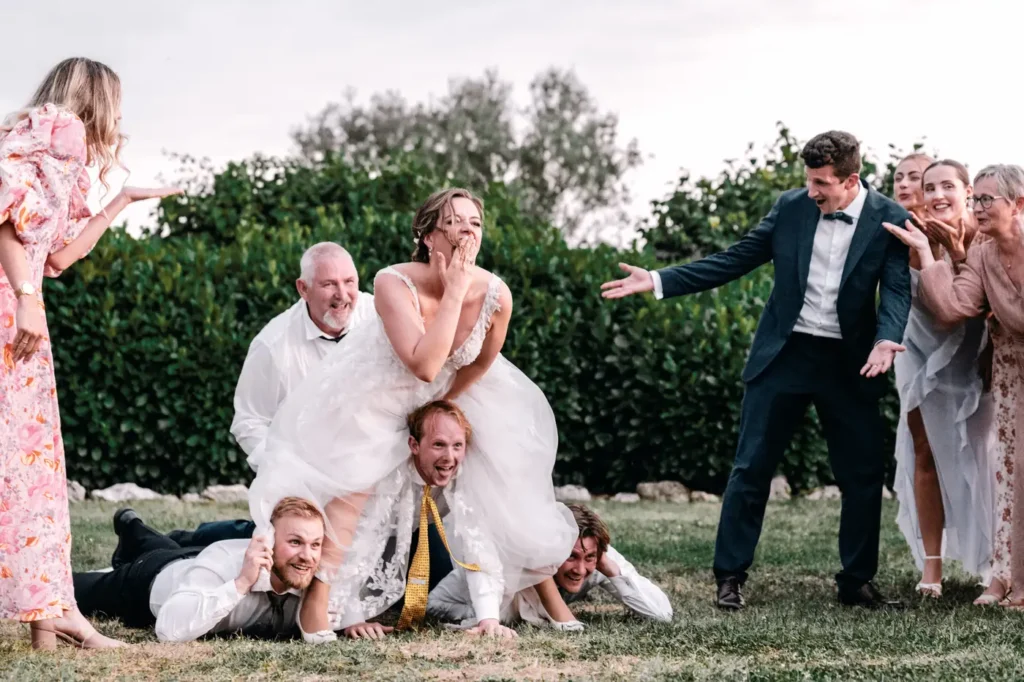 Scène festive dans les jardins du Château Fengari à Clérac
