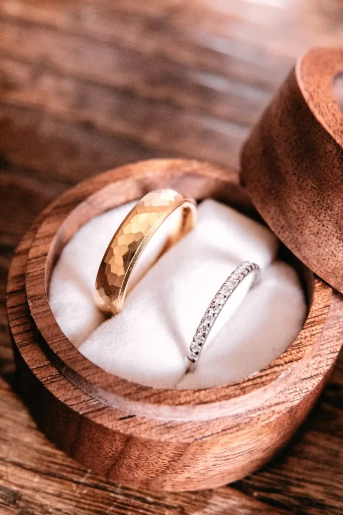 Alliances dans un écrin en bois