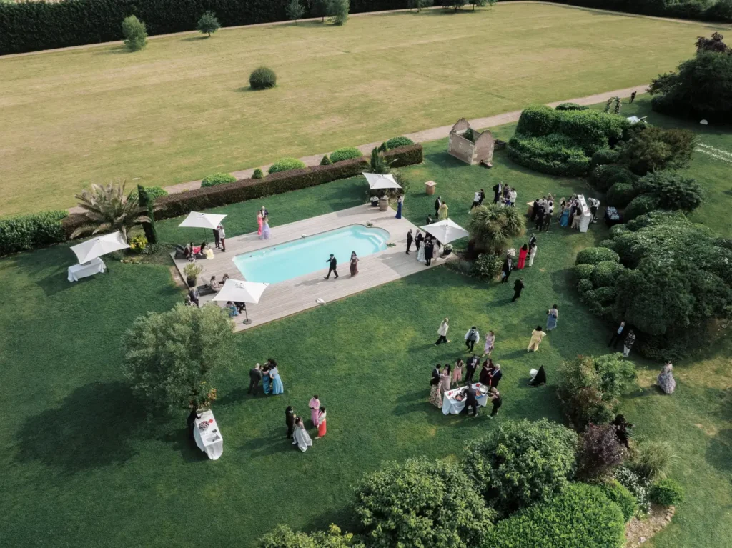 Vue drone des jardins et de la piscine du château