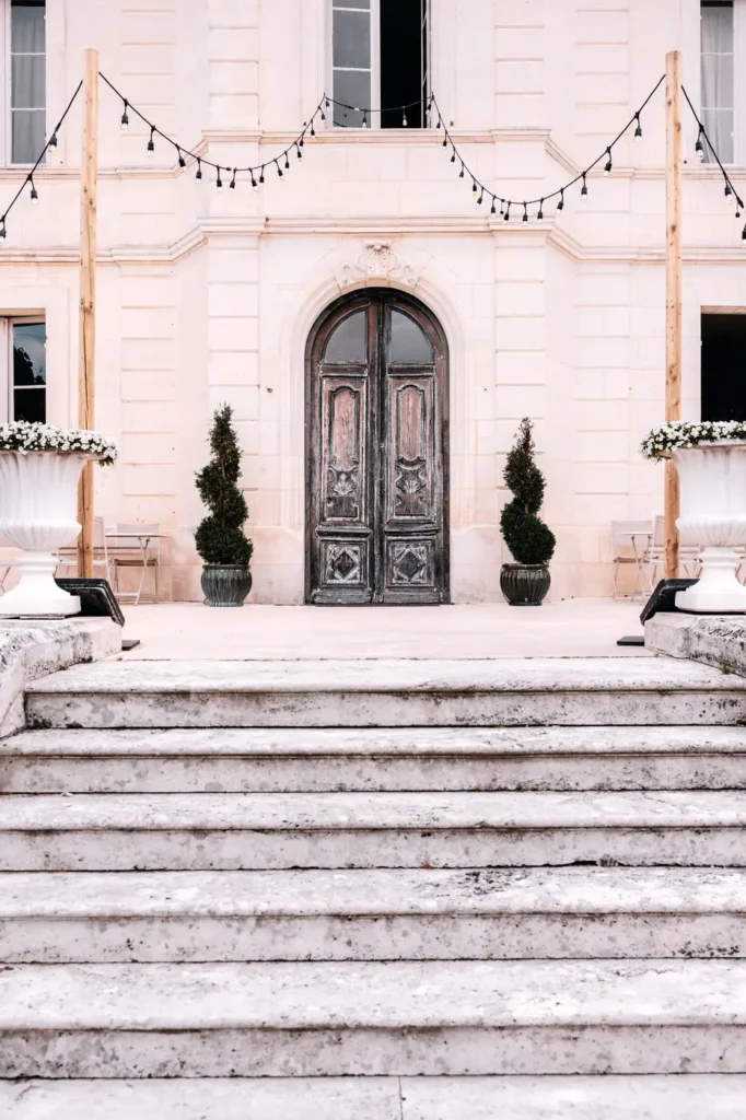 Escalier extérieur du Château Fengari à Clérac
