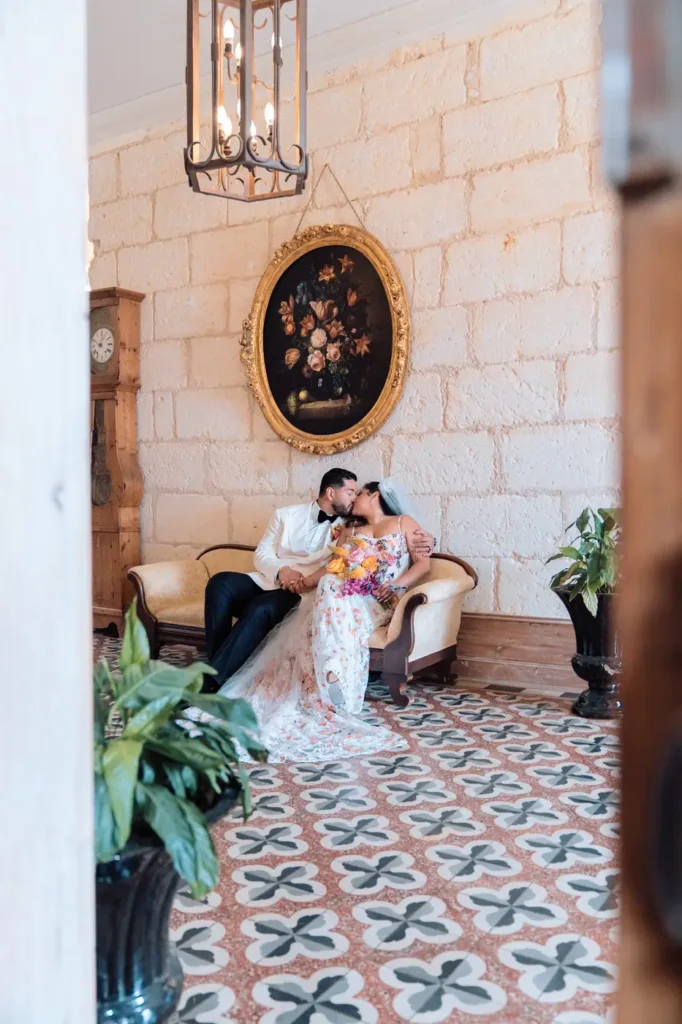 Portrait des mariés assis dans le hall d'entrée du château