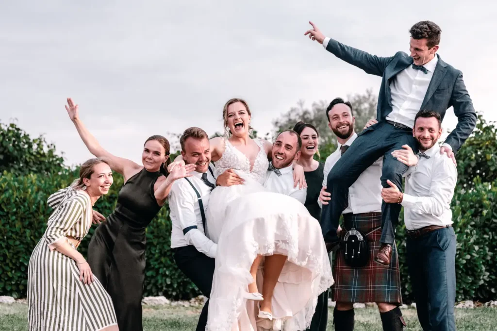 Mariés portés par leurs invités