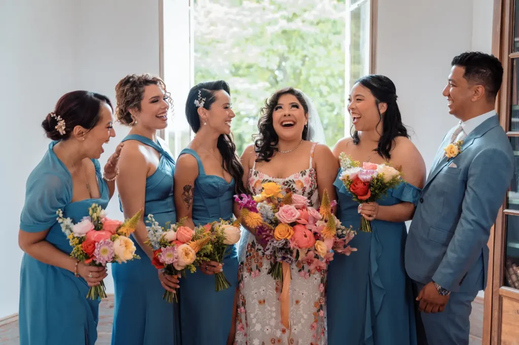 Demoiselles d’honneur riant ensemble