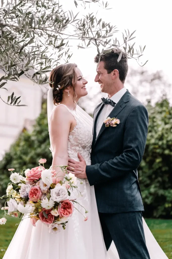 Portrait des mariés dans les jardins