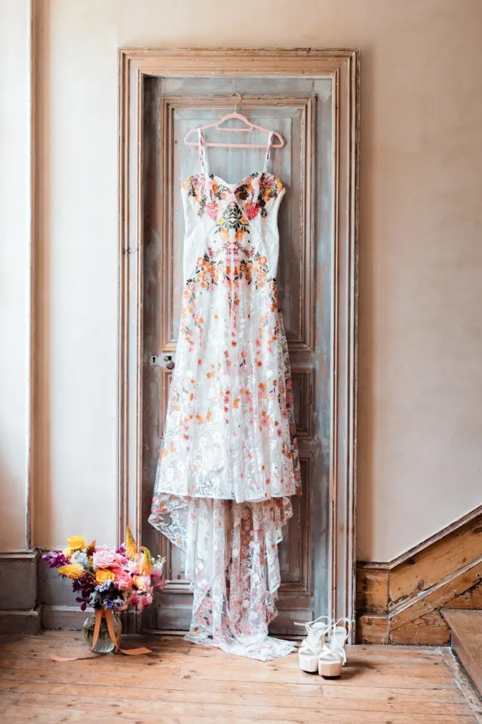 Robe suspendue dans une chambre du Château Fengari