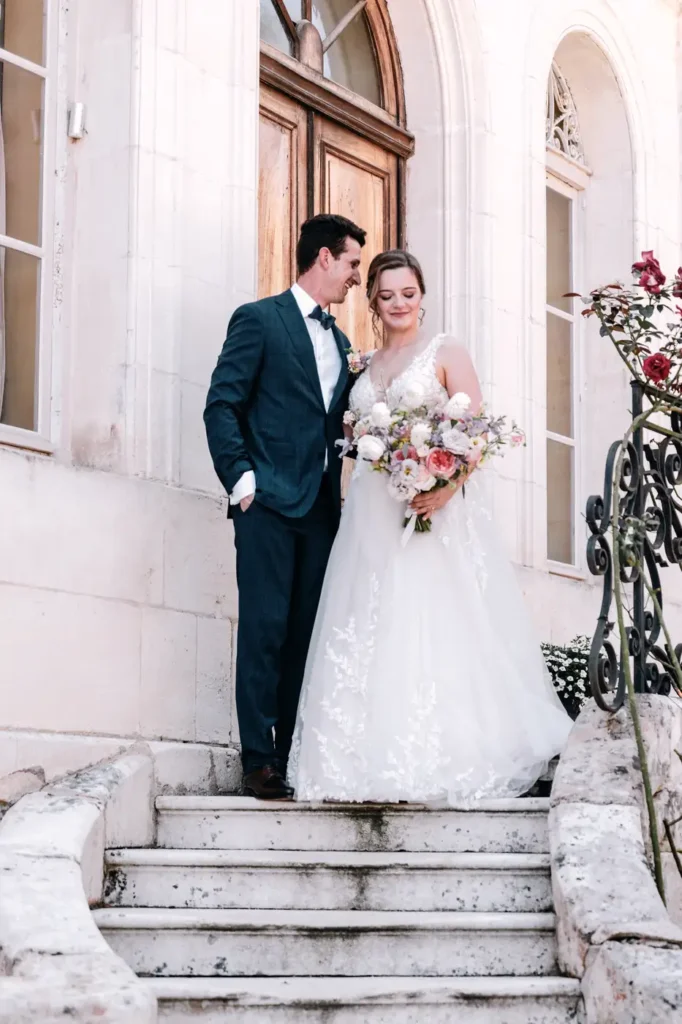 Mariés sur le perron du château