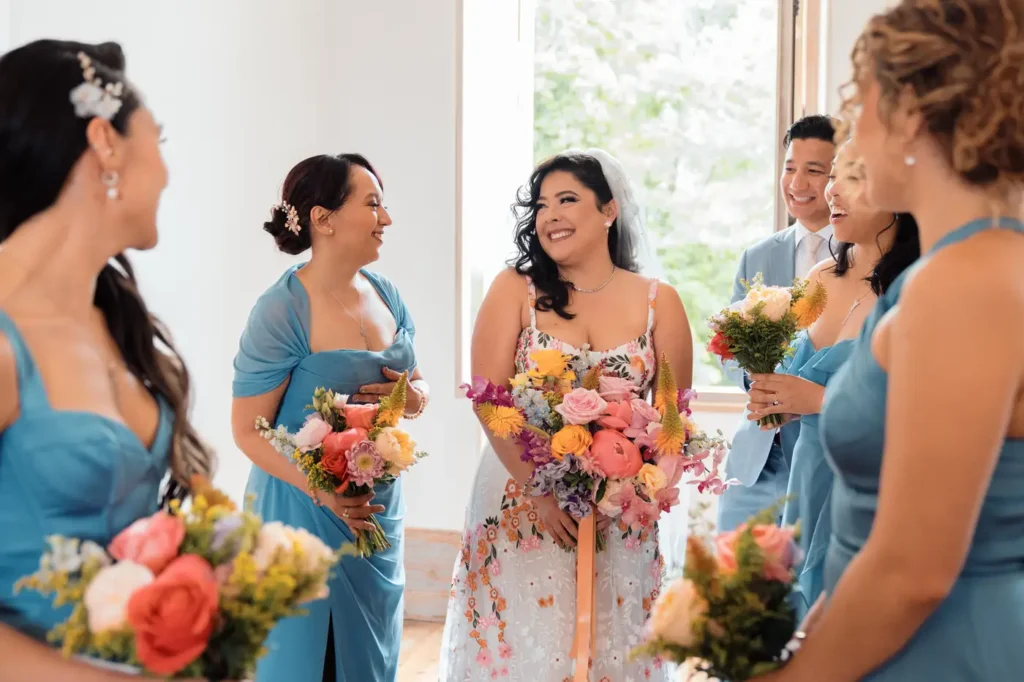 Demoiselles d’honneur avec bouquets colorés