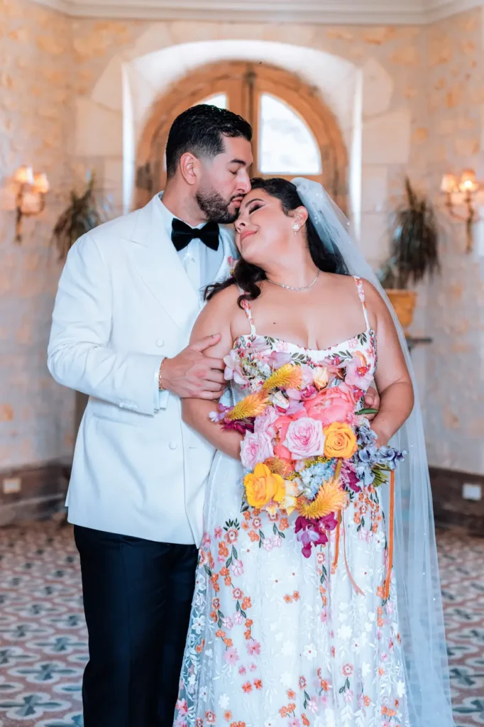 Couple enlacé dans le hall du Château Fengari