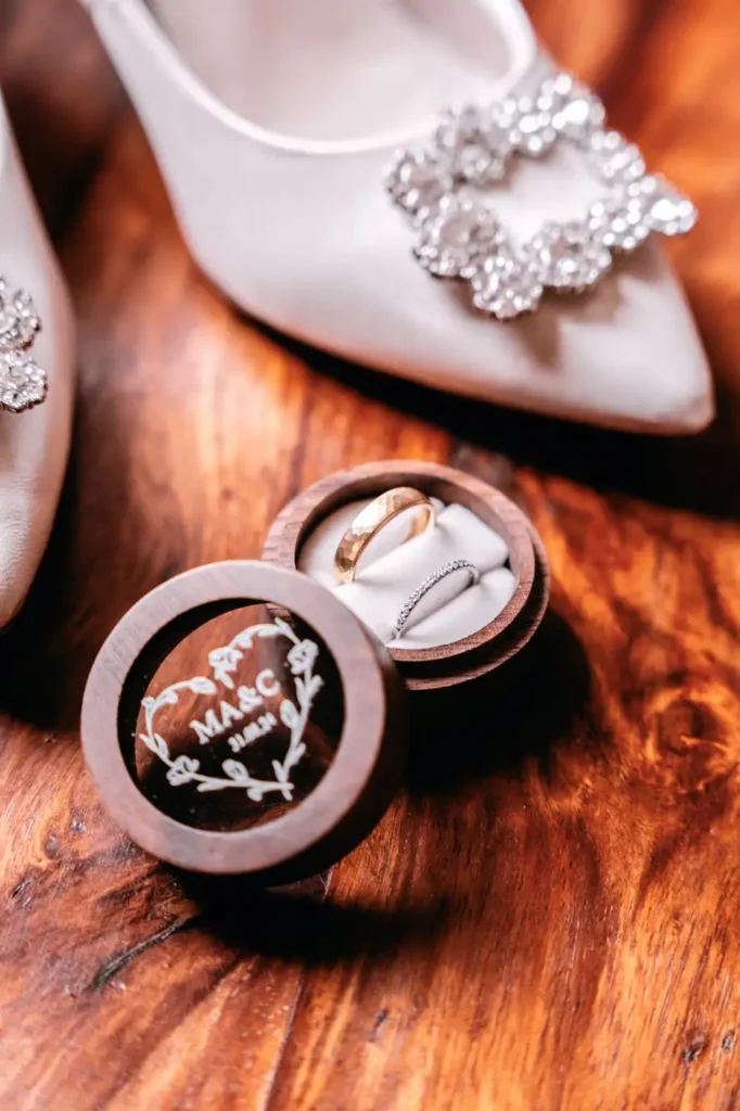 Détail des alliances dans un écrin