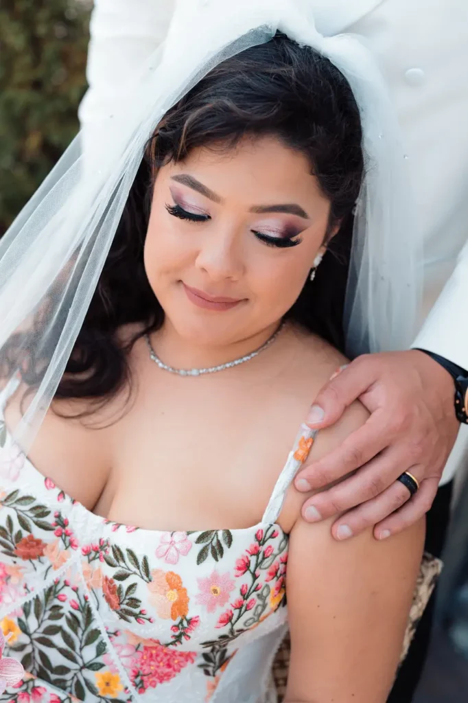 Portrait de la mariée en séance photo de couple