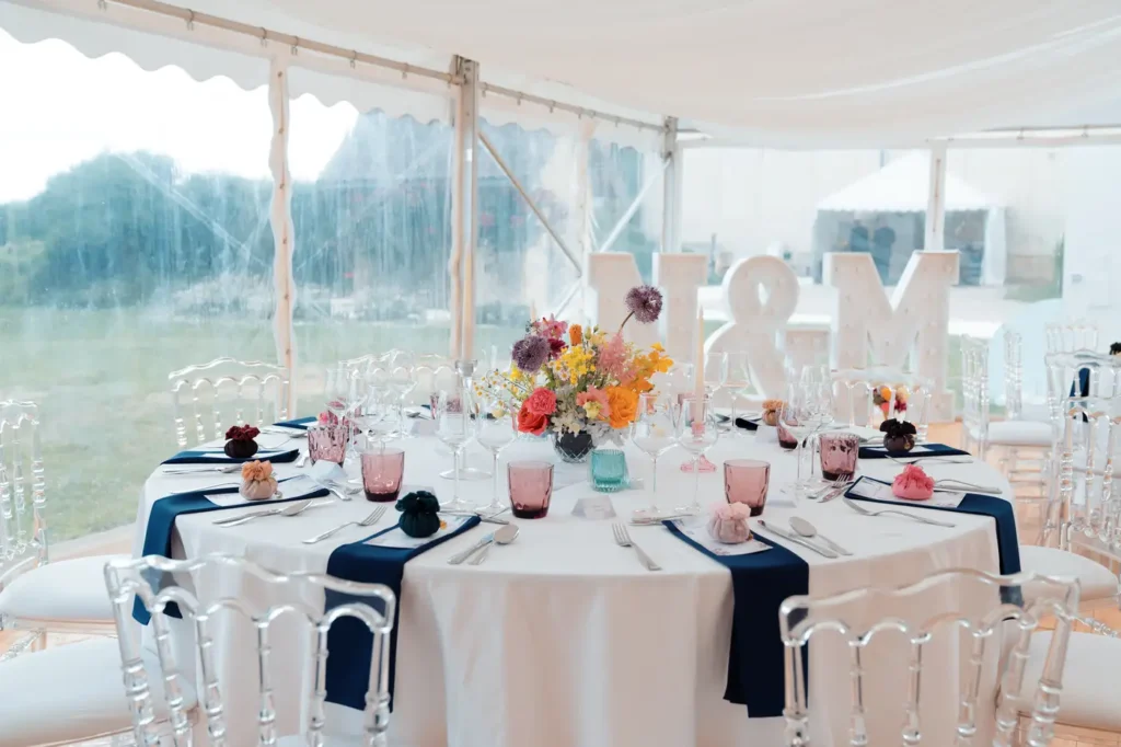 Tables dressées pour le dîner de mariage