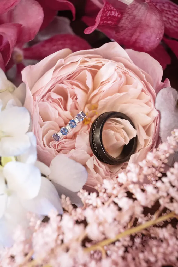 Alliances posées sur une fleur rose
