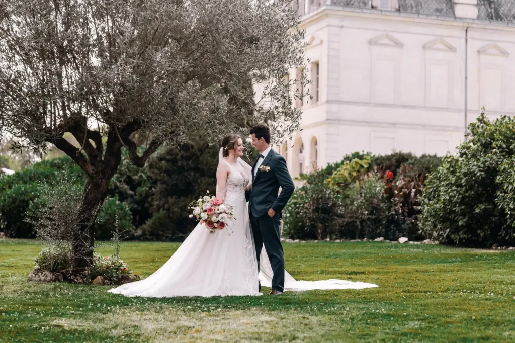 Portrait des mariés dans le parc
