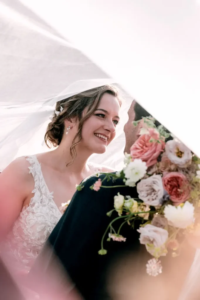 Portrait de la mariée souriante au Château Fengari