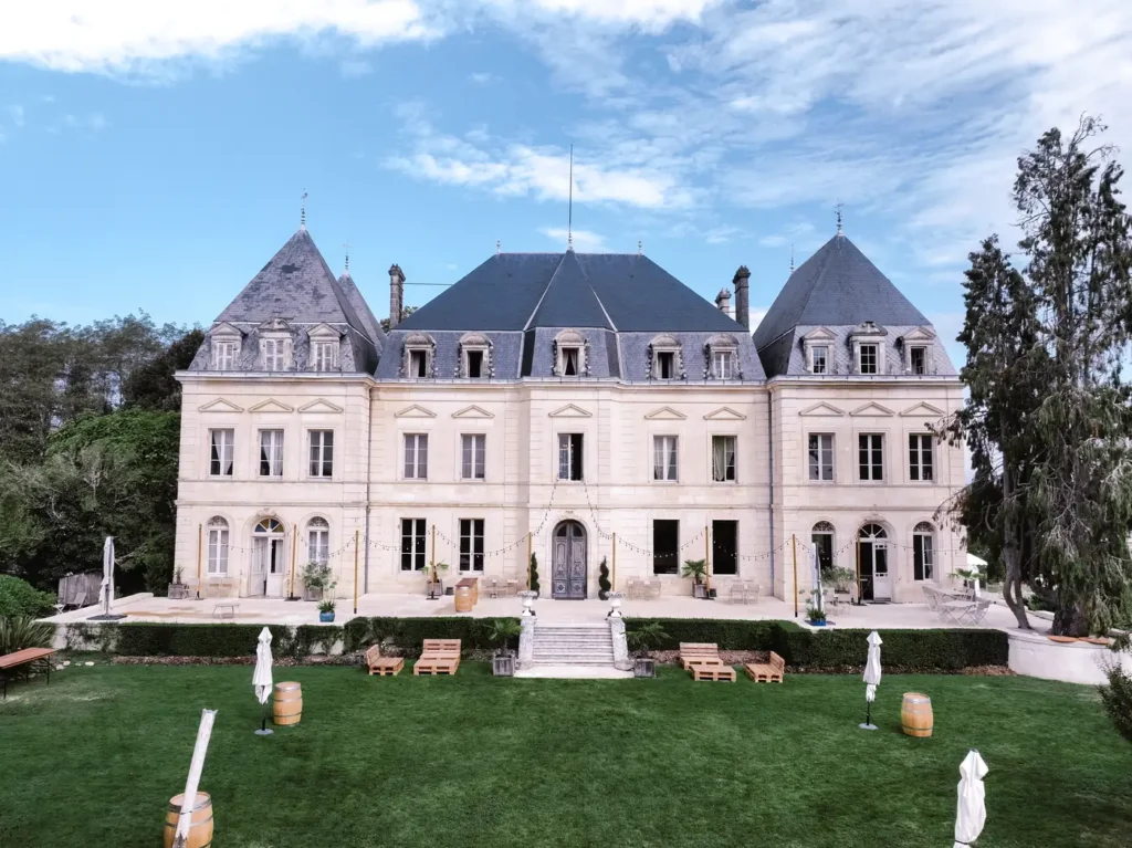 Vue du Château Fengari sous un ciel bleu